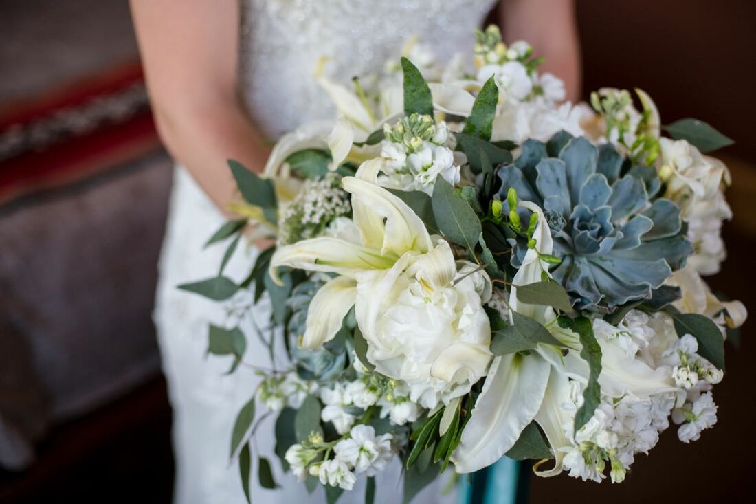 Lily succulent bouquet